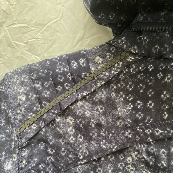 Lululemon size 6 zip up hooded jacket blue/white in excellent condition - Picture 4 of 14